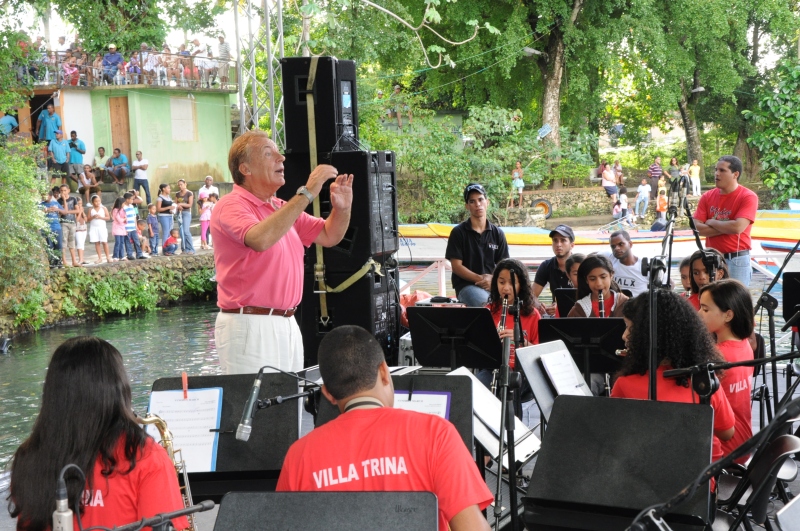 Pepe Lienhard dirigiert in Río San Juan