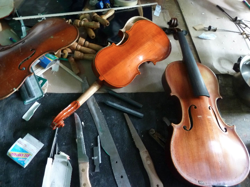 Stilleben mit Violinen und Werkzeug