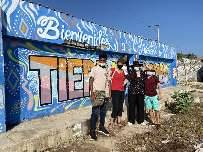 Gruppenbild mit Graffiti