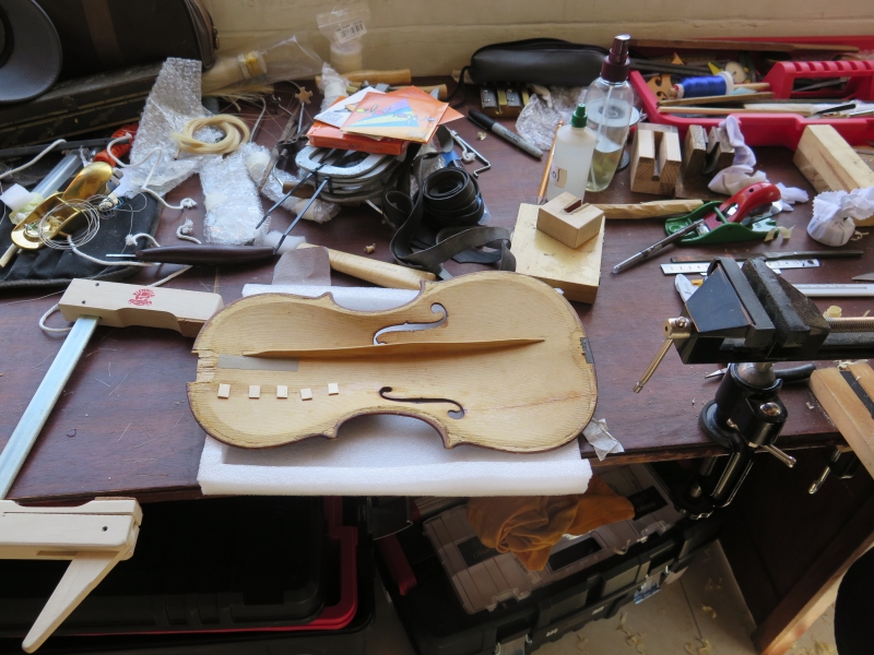 Stillleben mit geklebter Violine