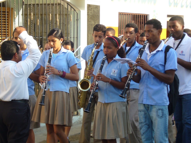 Die Blaskapelle Río San Juan in Schuluniformen am Nationalfeiertag 2010.
